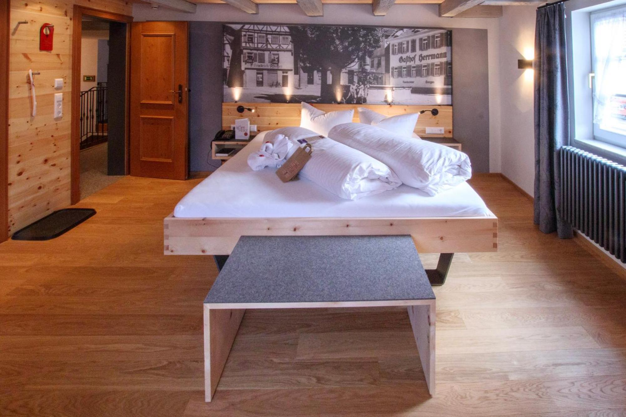 Hotel Herrmann Мюнзинген Экстерьер фото