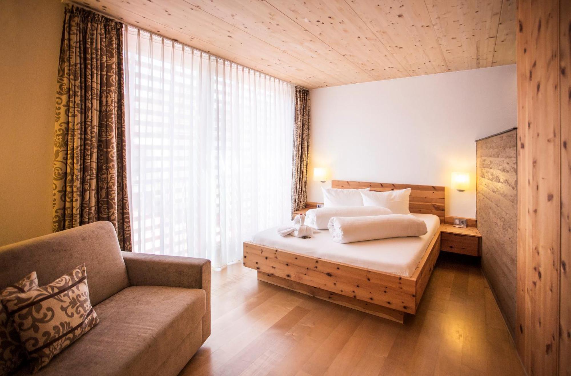 Hotel Herrmann Мюнзинген Экстерьер фото