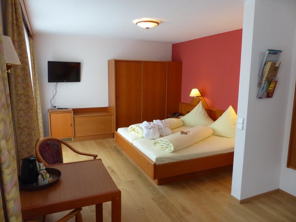 Hotel Herrmann Мюнзинген Экстерьер фото